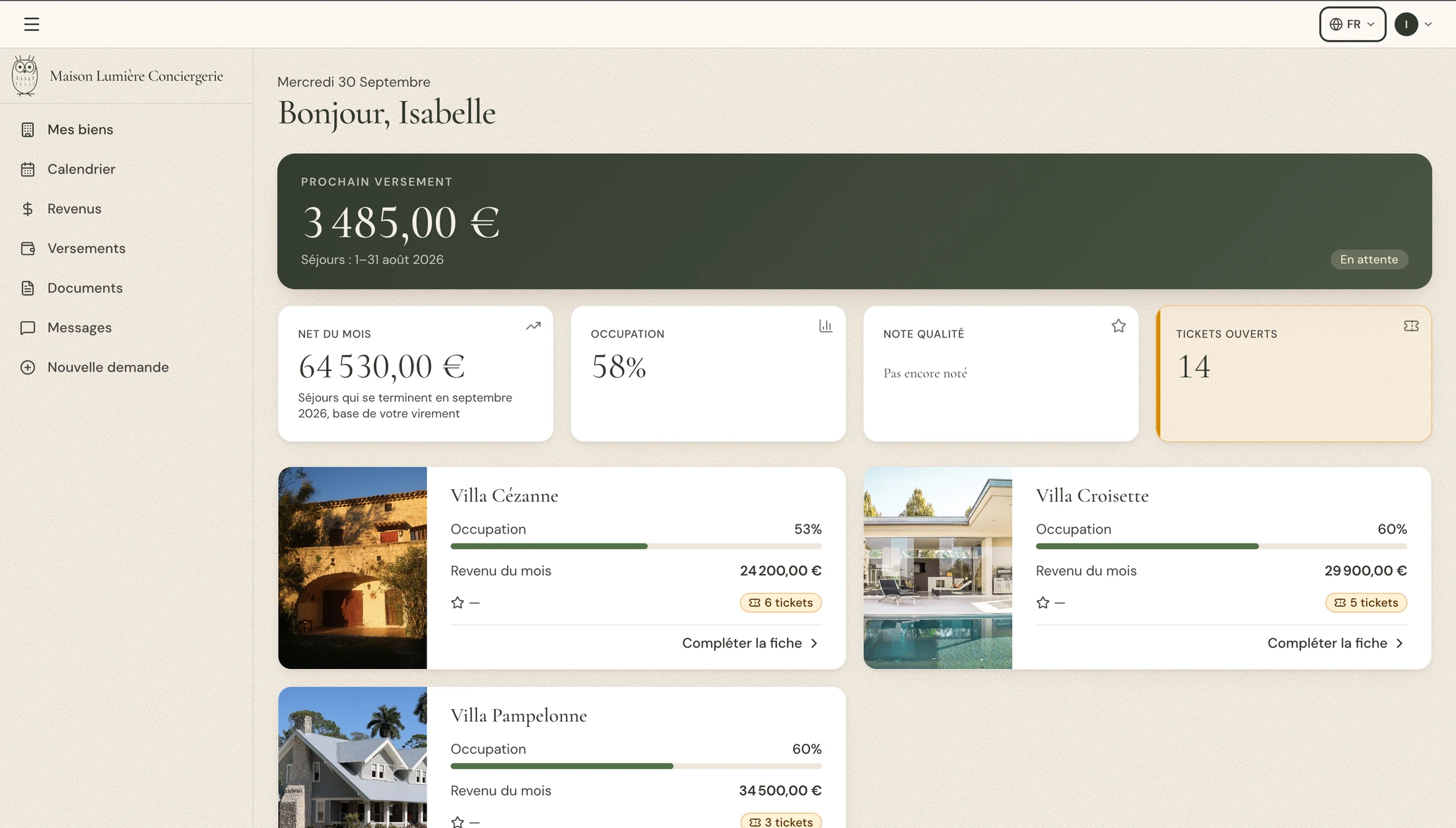 Application propriétaire HeyTia sur ordinateur : tableau de bord avec revenus, taux d’occupation et logements, avec des données de démonstration.