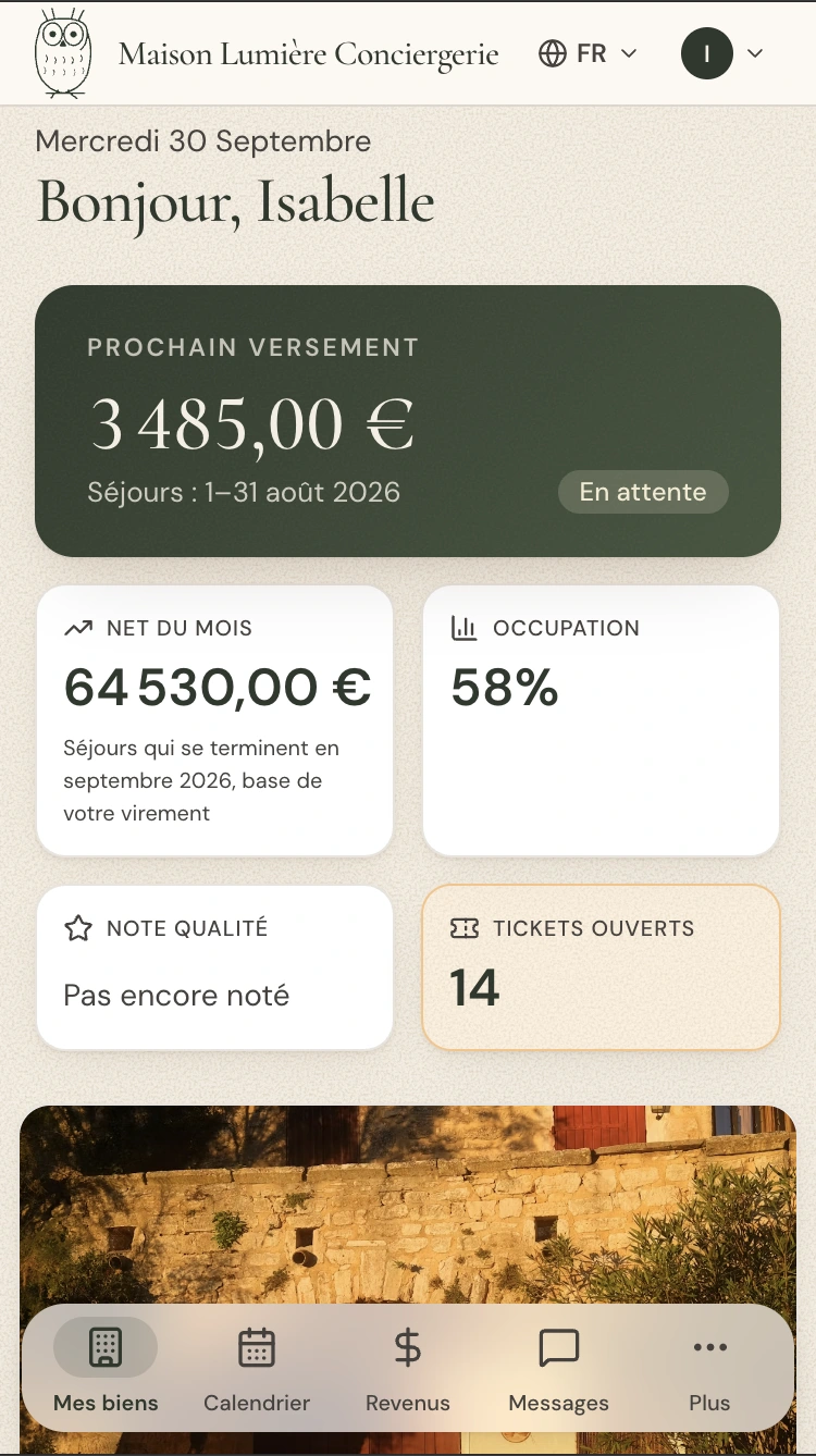 Application propriétaire HeyTia sur mobile : tableau de bord avec revenus, taux d’occupation et logements, avec des données de démonstration.