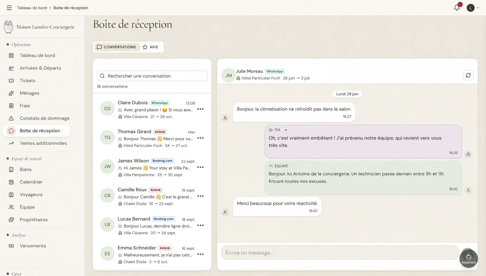 Messagerie HeyTia sur ordinateur : conversations WhatsApp, Airbnb et Booking.com dans une seule liste. Tia transmet le problème de climatisation, puis l’équipe répond à la voyageuse.